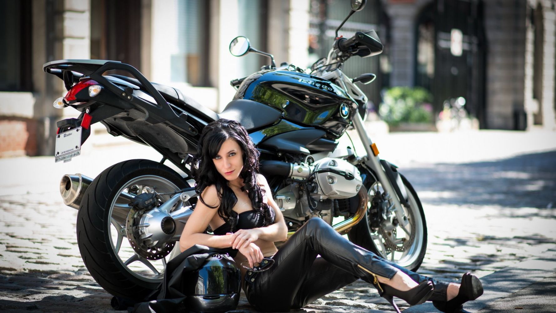 Fresh photos, fresh mood — European women on bikes online in Shanghai