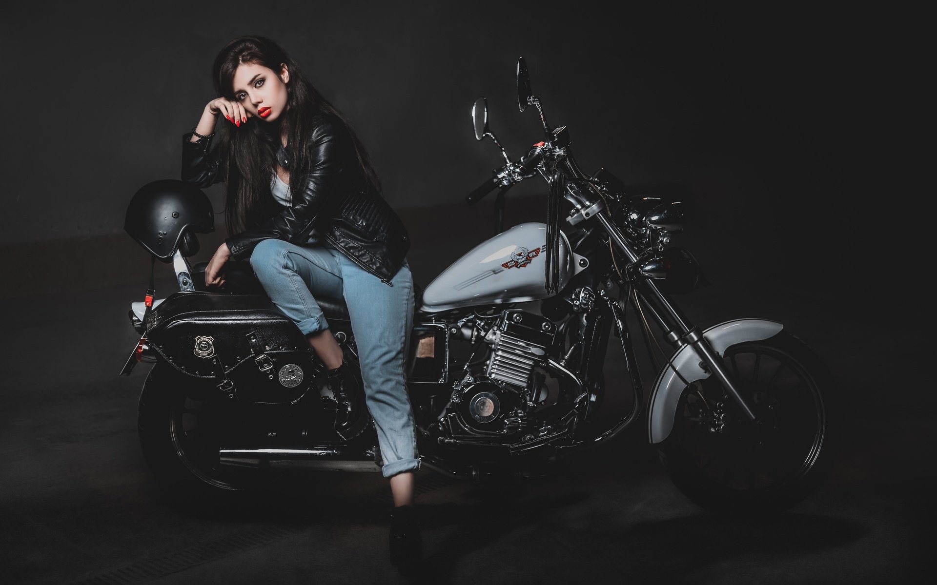 Biker girls: style and drive brings the glow — live moments in Shanghai
