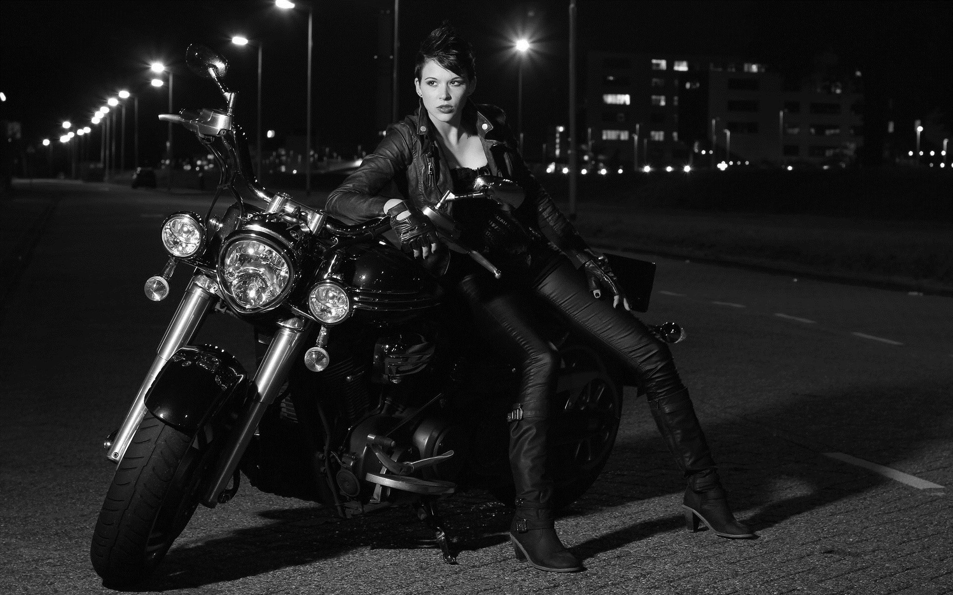 Photo Beautiful girls and motorcycles in Shanghai