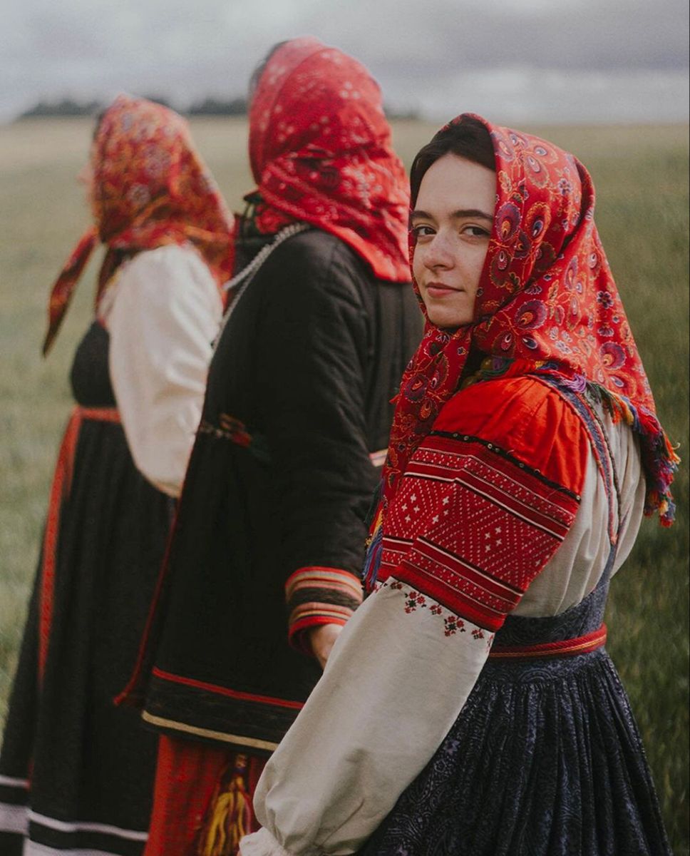Women in Slavic costumes’s look of the day — catch her live in Shanghai